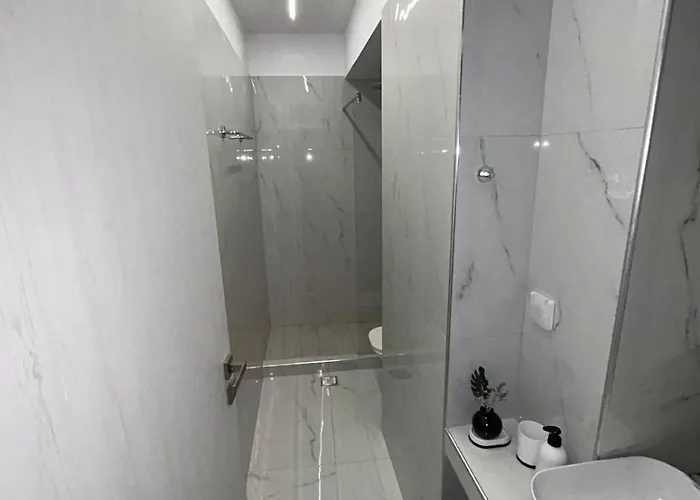 Clementine Rhodes - Car Available *