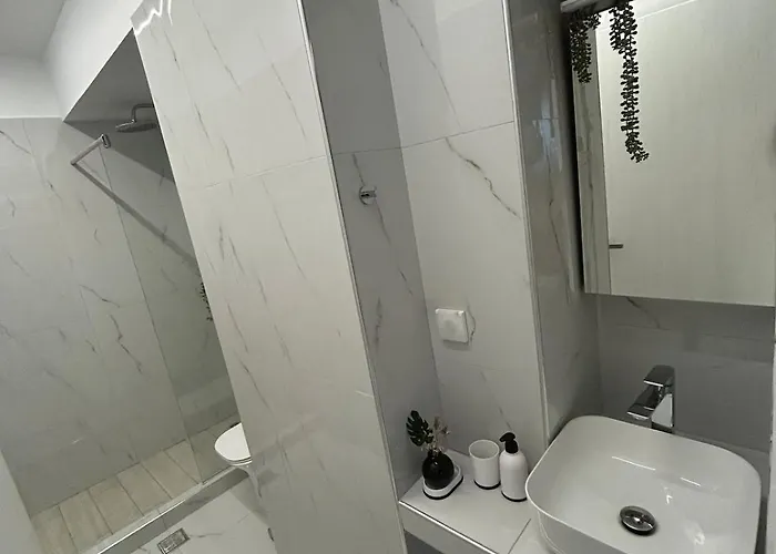 Clementine Rhodes - Car Available * Rhodes City